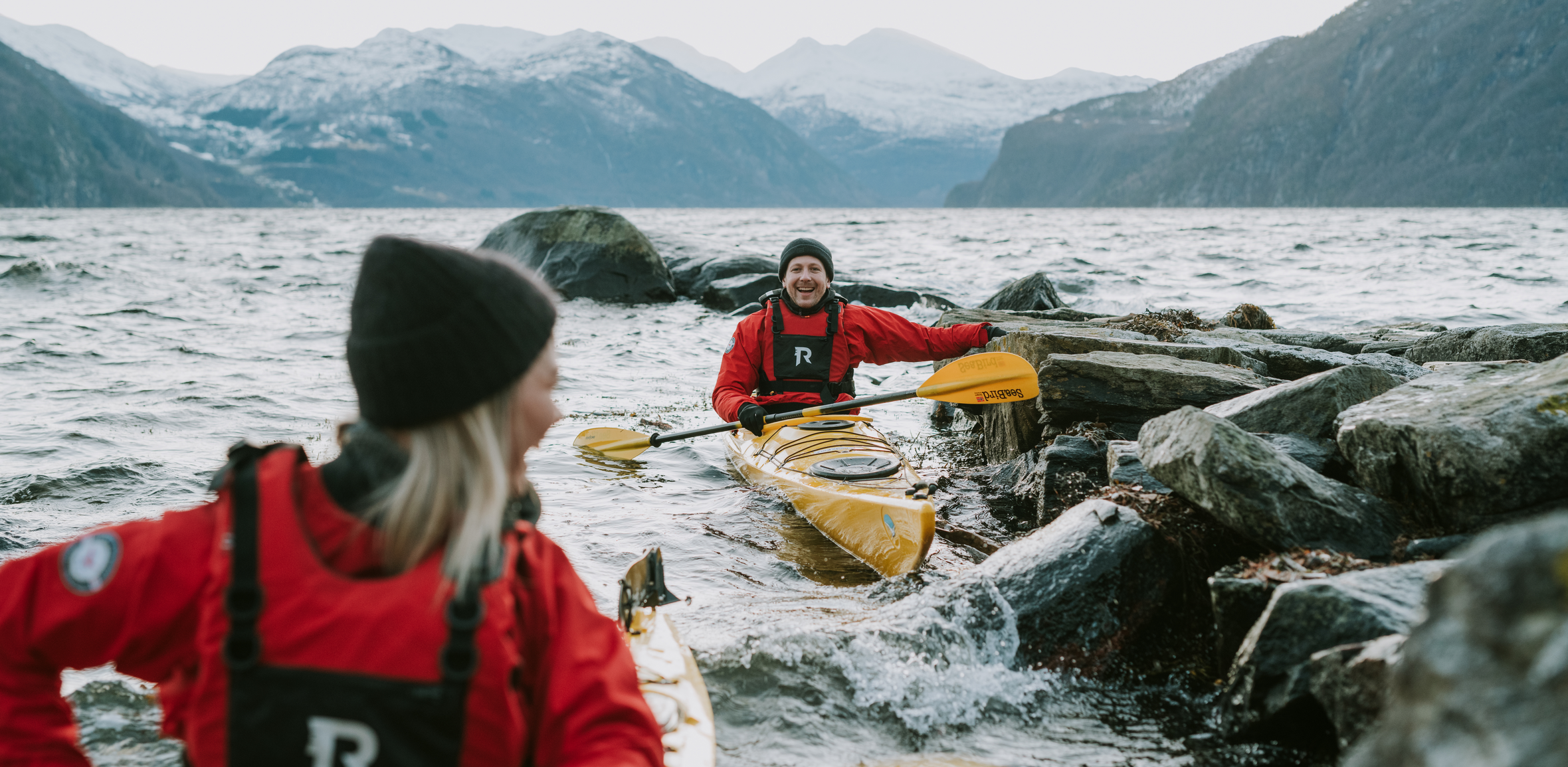 Mann og dame ute i hver sin kano