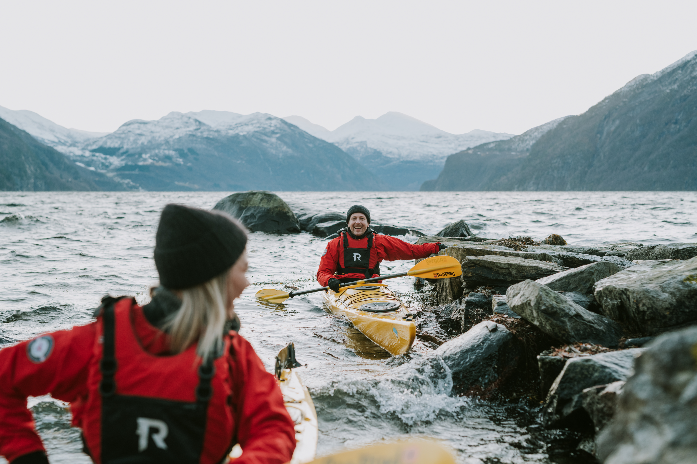 Mann og dame ute i hver sin kano